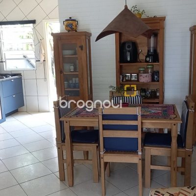 Casa com 136m², 3 quartos (sendo 1 suíte), 2 garagens, no bairro Campeche em Florianópolis