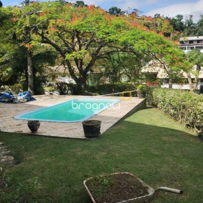 Casa de Condomínio com 190m², 4 quartos (sendo 1 suíte), 4 garagens, no bairro Carvoeira em Florianópolis