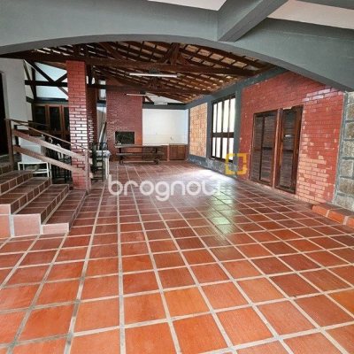 Casa de Condomínio com 190m², 4 quartos (sendo 1 suíte), 4 garagens, no bairro Carvoeira em Florianópolis