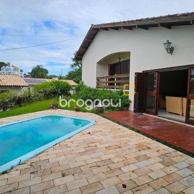 Casa de Condomínio com 190m², 4 quartos (sendo 1 suíte), 4 garagens, no bairro Carvoeira em Florianópolis