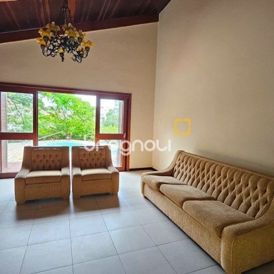 Casa de Condomínio com 190m², 4 quartos (sendo 1 suíte), 4 garagens, no bairro Carvoeira em Florianópolis