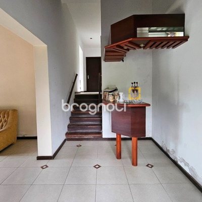 Casa de Condomínio com 190m², 4 quartos (sendo 1 suíte), 4 garagens, no bairro Carvoeira em Florianópolis