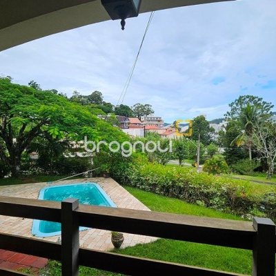 Casa de Condomínio com 190m², 4 quartos (sendo 1 suíte), 4 garagens, no bairro Carvoeira em Florianópolis