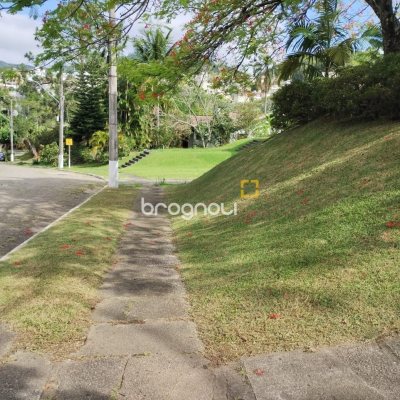 Casa de Condomínio com 190m², 4 quartos (sendo 1 suíte), 4 garagens, no bairro Carvoeira em Florianópolis