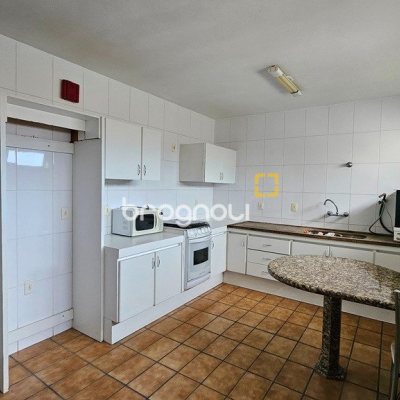 Casa de Condomínio com 190m², 4 quartos (sendo 1 suíte), 4 garagens, no bairro Carvoeira em Florianópolis