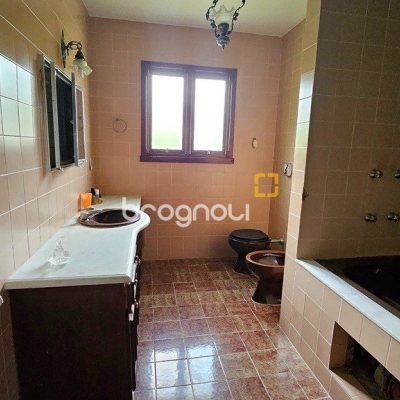 Casa de Condomínio com 190m², 4 quartos (sendo 1 suíte), 4 garagens, no bairro Carvoeira em Florianópolis
