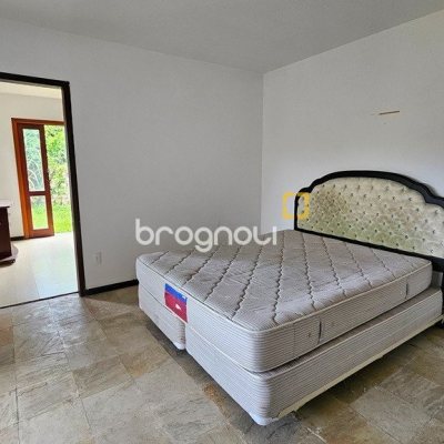 Casa de Condomínio com 190m², 4 quartos (sendo 1 suíte), 4 garagens, no bairro Carvoeira em Florianópolis