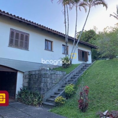 Casa de Condomínio com 190m², 4 quartos (sendo 1 suíte), 4 garagens, no bairro Carvoeira em Florianópolis