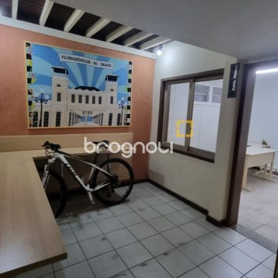 Prédio com 361m², 6 garagens, no bairro Centro em Florianópolis