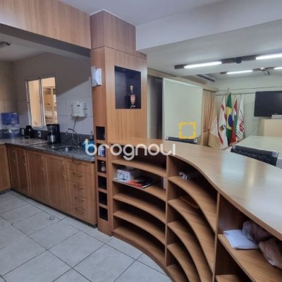 Prédio com 361m², 6 garagens, no bairro Centro em Florianópolis