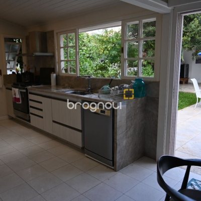 Casa de Condomínio com 320m², 4 quartos (sendo 4 suítes), 4 garagens, no bairro Lagoa da Conceição em Florianópolis