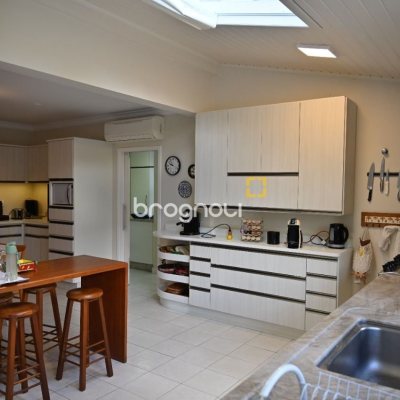 Casa de Condomínio com 320m², 4 quartos (sendo 4 suítes), 4 garagens, no bairro Lagoa da Conceição em Florianópolis