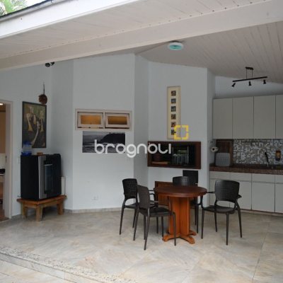 Casa de Condomínio com 320m², 4 quartos (sendo 4 suítes), 4 garagens, no bairro Lagoa da Conceição em Florianópolis