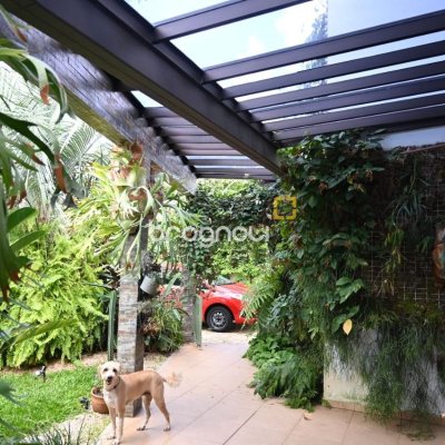 Casa de Condomínio com 320m², 4 quartos (sendo 4 suítes), 4 garagens, no bairro Lagoa da Conceição em Florianópolis