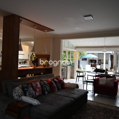 Casa de Condomínio com 320m², 4 quartos (sendo 4 suítes), 4 garagens, no bairro Lagoa da Conceição em Florianópolis