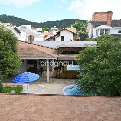 Casa de Condomínio com 320m², 4 quartos (sendo 4 suítes), 4 garagens, no bairro Lagoa da Conceição em Florianópolis