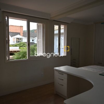 Casa de Condomínio com 320m², 4 quartos (sendo 4 suítes), 4 garagens, no bairro Lagoa da Conceição em Florianópolis