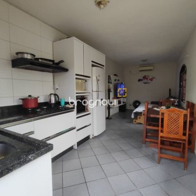 Casa com 100m², 3 quartos, 2 garagens, no bairro Areias em São José