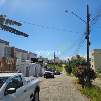 Casa com 120m², 3 quartos (sendo 2 suítes), 2 garagens, no bairro Areias em São José