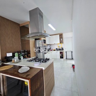 Casa com 120m², 3 quartos (sendo 2 suítes), 2 garagens, no bairro Areias em São José