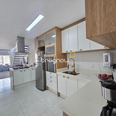Casa com 120m², 3 quartos (sendo 2 suítes), 2 garagens, no bairro Areias em São José