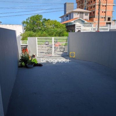 Casa com 120m², 3 quartos (sendo 2 suítes), 2 garagens, no bairro Areias em São José