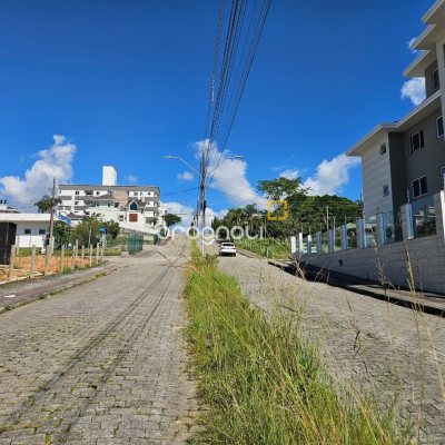 Casa com 120m², 3 quartos (sendo 2 suítes), 2 garagens, no bairro Areias em São José