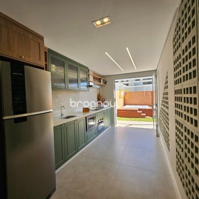 Casa com 120m², 3 quartos (sendo 2 suítes), 2 garagens, no bairro Areias em São José