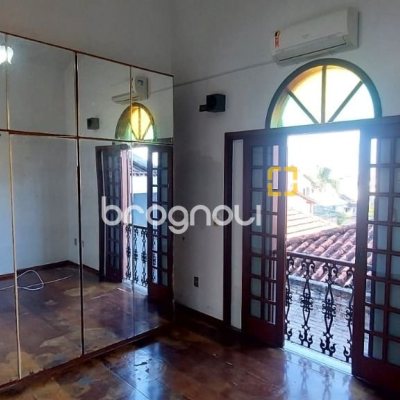 Casa com 300m², 4 garagens, no bairro Jardim Atlântico em Florianópolis