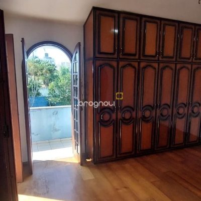 Casa com 300m², 4 garagens, no bairro Jardim Atlântico em Florianópolis