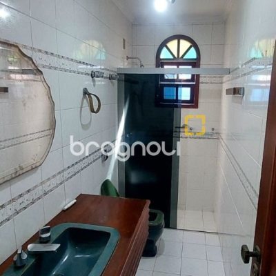 Casa com 300m², 4 garagens, no bairro Jardim Atlântico em Florianópolis