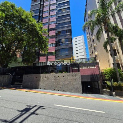 Cobertura com 237m², 3 quartos (sendo 2 suítes), 3 garagens, no bairro Centro em Florianópolis
