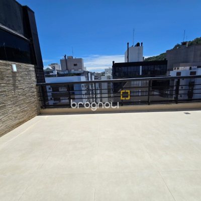 Cobertura com 237m², 3 quartos (sendo 2 suítes), 3 garagens, no bairro Centro em Florianópolis