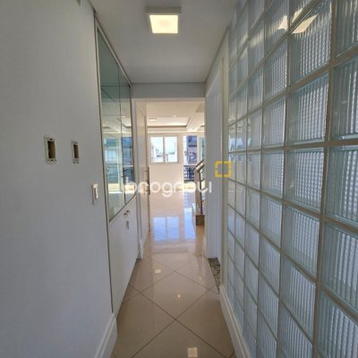 Cobertura com 237m², 3 quartos (sendo 2 suítes), 3 garagens, no bairro Centro em Florianópolis