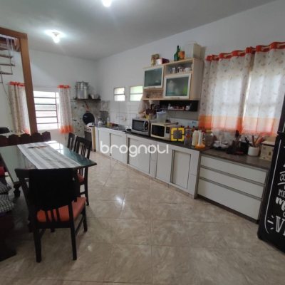 Sítio com 200m², 3 quartos (sendo 1 suíte), 2 garagens, no bairro Sorocaba em Biguaçu