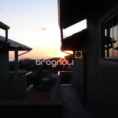 Casa com 484m², 14 quartos (sendo 3 suítes), 6 garagens, no bairro Pântano do Sul em Florianópolis