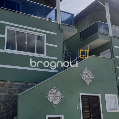 Casa com 484m², 14 quartos (sendo 3 suítes), 6 garagens, no bairro Pântano do Sul em Florianópolis