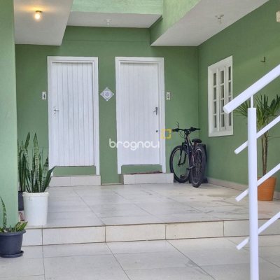 Casa com 484m², 14 quartos (sendo 3 suítes), 6 garagens, no bairro Pântano do Sul em Florianópolis