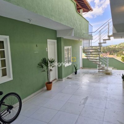 Casa com 484m², 14 quartos (sendo 3 suítes), 6 garagens, no bairro Pântano do Sul em Florianópolis
