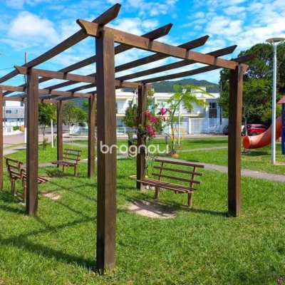 Casa com 133m², 3 quartos (sendo 2 suítes), 3 garagens, no bairro Rio Vermelho em Florianópolis