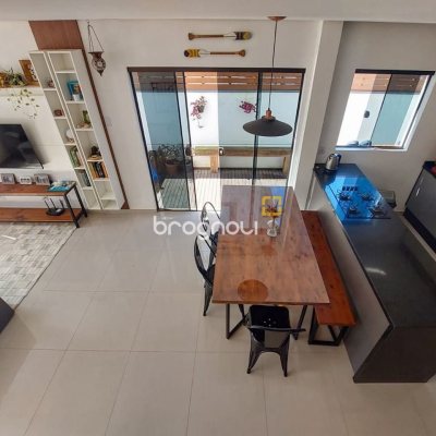 Casa com 133m², 3 quartos (sendo 2 suítes), 3 garagens, no bairro Rio Vermelho em Florianópolis