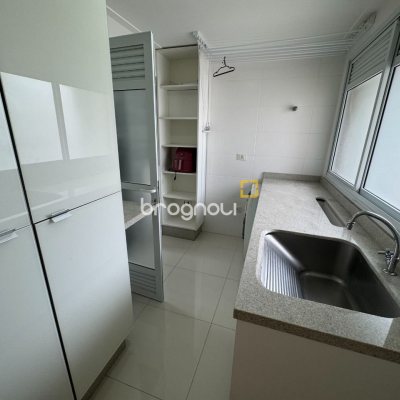 Apartamento com 162m², 2 quartos (sendo 2 suítes), 2 garagens, no bairro Agronômica em Florianópolis