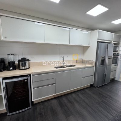 Apartamento com 162m², 2 quartos (sendo 2 suítes), 2 garagens, no bairro Agronômica em Florianópolis