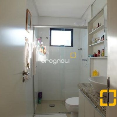 Apartamento com 118m², 3 quartos (sendo 3 suítes), 2 garagens, no bairro Kobrasol em São José