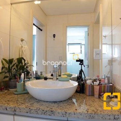 Apartamento com 118m², 3 quartos (sendo 3 suítes), 2 garagens, no bairro Kobrasol em São José