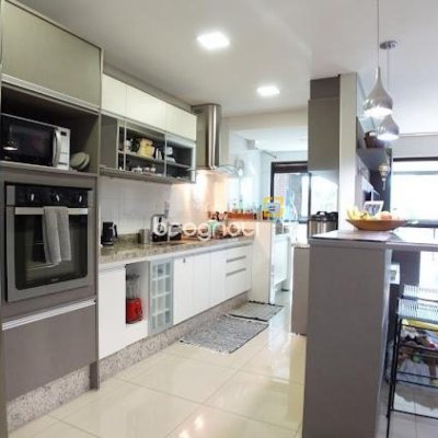 Apartamento com 118m², 3 quartos (sendo 3 suítes), 2 garagens, no bairro Kobrasol em São José