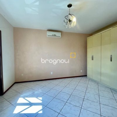 Casa com 223m², 3 quartos (sendo 1 suíte), 2 garagens, no bairro Ingleses em Florianópolis