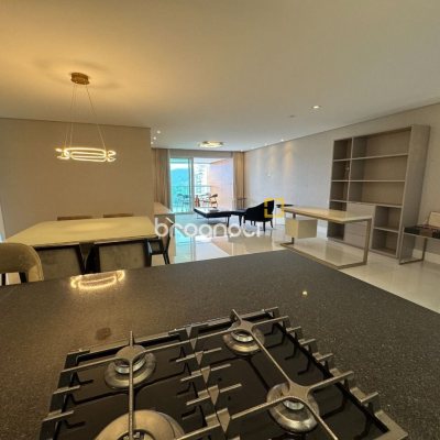 Apartamento com 165m², 3 quartos (sendo 3 suítes), 2 garagens, no bairro Agronômica em Florianópolis