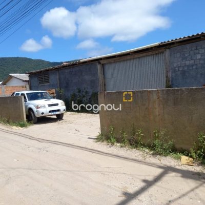 Galpão com 200m², 18 garagens, no bairro São João do Rio Vermelho em Florianópolis