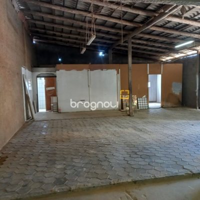 Galpão com 200m², 18 garagens, no bairro São João do Rio Vermelho em Florianópolis